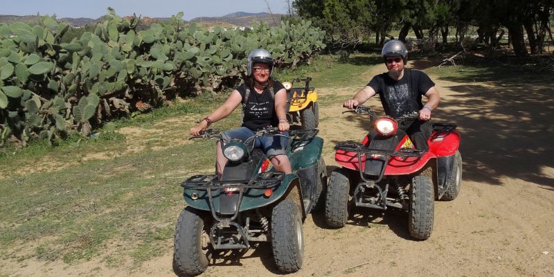 Kathleen und Sandro jeweils auf einem Quad, im Hintergrund Kakteen